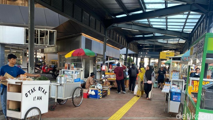 Stasiun Tebet kini jadi pusat jajanan kaki lima di Tebet, Jakarta Selatan. Harga menunya murah-murah dan jenisnya beragam.
