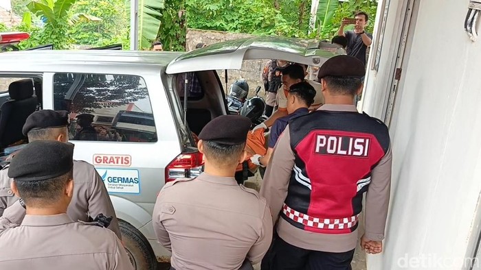 Jenazah Pandra Pegawai koperasi yang tewas dibunuh