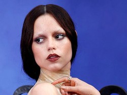 5 Gaya Nyentrik Jenna Ortega, Wajah Tanpa Alis dan Gaun Kulit Ular 5 Gaya Nyentrik Jenna Ortega, Wajah Tanpa Alis dan Gaun Kulit Ular
