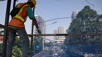 Proses perawatan dilakukan secara hati-hati guna memastikan struktur jembatan tetap kuat dan layak digunakan.