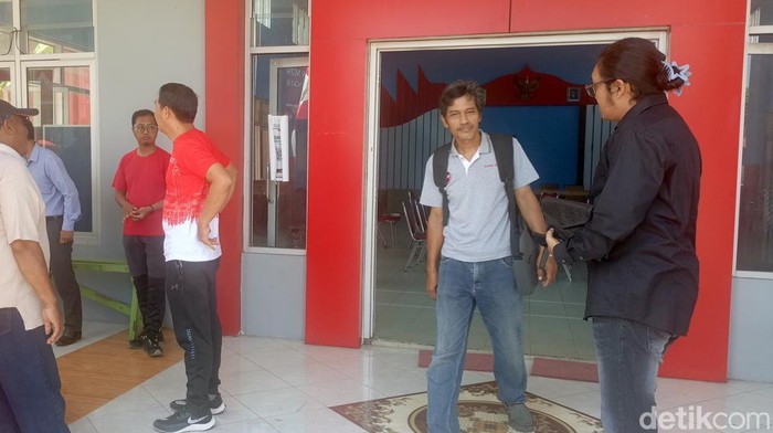 Juladi (membawa tas) keluar dari kantor kelurahan Bendan Ngisor berpapasan dengan pengacara Sri Rejeki, Roberto Sinaga. Foto diunggah Jumat (1/8/2025).