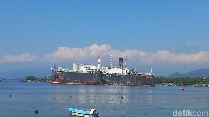 Kapal Cinta Natomas sandar di Jetty Curah Cair, Pelabuhan Celukan Bawang, kondisinya miring.