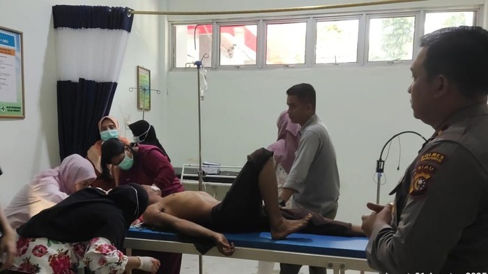 Kapolsek saat melihat korban setelah dievakuasi (Dok Ist)