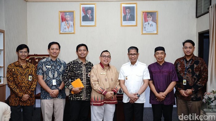 Kepala KPP Pratama Watampone Amran saat kunjungan kerja dengan Wakil Bupati Soppeng Selle Ks Dalle.