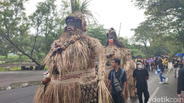 Kesenian Ririwa Sawah Lega saat tampil dalam Galuh Ethnic Carnival beberapa waktu lalu.