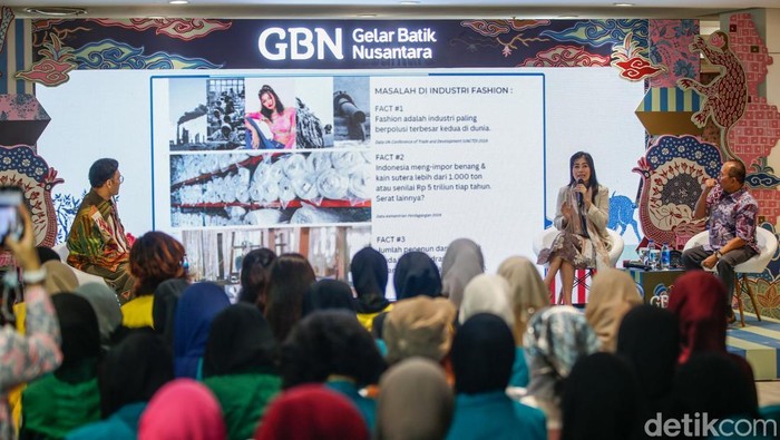 Kisah Founder KaIND Berdayakan Warga Lokal Bangun Industri Ramah Lingkungan Melie Indarto, perempuan muda asal Pasuruan, Jawa Timur, sekaligus Founder KaIND, hadir sebagai pembicara dalam acara Talkshow Gelar Batik Nusantara 2025, Jumat (1/8/2025). Dalam kesempatan itu, ia membagikan sejumlah keresahan selama menggeluti industri fashion di Indonesia. Salah satunya adalah proses pembuatannya yang kurang ramah terhadap lingkungan.