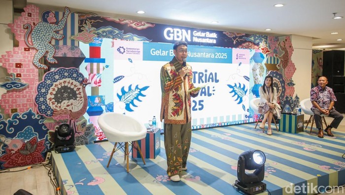 Kisah Founder KaIND Berdayakan Warga Lokal Bangun Industri Ramah Lingkungan Melie Indarto, perempuan muda asal Pasuruan, Jawa Timur, sekaligus Founder KaIND, hadir sebagai pembicara dalam acara Talkshow Gelar Batik Nusantara 2025, Jumat (1/8/2025). Dalam kesempatan itu, ia membagikan sejumlah keresahan selama menggeluti industri fashion di Indonesia. Salah satunya adalah proses pembuatannya yang kurang ramah terhadap lingkungan.