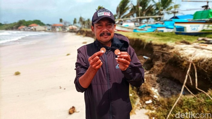 Temuan koin emas di pesisir Ujunggenteng Sukabumi