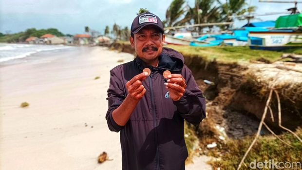 Temuan koin emas di pesisir Ujunggenteng Sukabumi