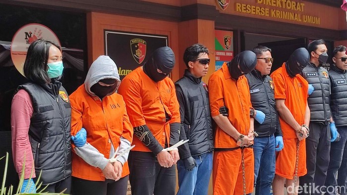 Konferensi pers kasus tindak pidana pengeroyokan atau penganiayaan terhadap WNA di Mapolda Bali, Jumat (1/8/2025). (Foto: Ahmad Firizqi Irwan/detikBali)