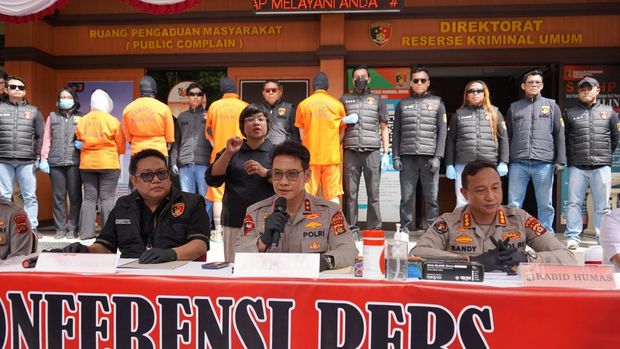 Konferensi pers pengungkapan kasus penganiayaan dan pemerasan WN Rusia di Polda Bali, Jumat (1/8/2025).