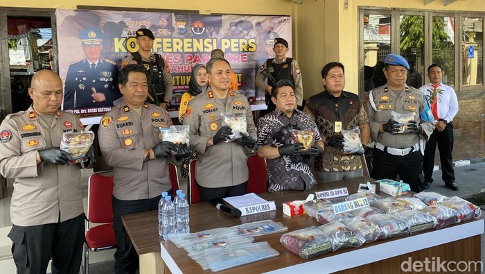 Konferensi pers pengungkapan sabu 20 kilogram yang ditangkap di Pelabuhan Parepare.