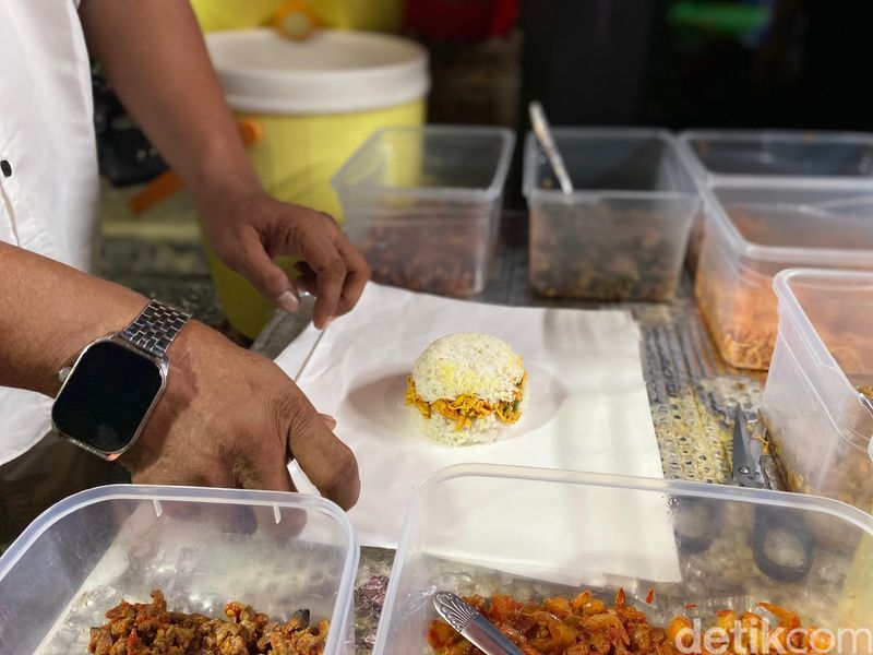 Kuliner Stasiun Tebet ada penjual nasi cokot