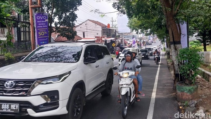 Lalu lintas di Jalan utama menuju pusat Kota Batu