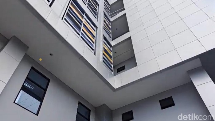Lokasi siswi SMK berinisial MA yang terjatuh dari lantai 4 gedung baru Universitas Terbuka (UT) Purwokerto, Banyumas. Foto diunggah Jumat (1/8/2025).