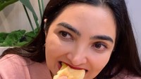 Sebagai seorang pemilik toko kue, Ashanty ternyata doyan menikmati beragam jenis kue. Menu terbaru di Lumiere, terlebih dahulu akan dicicipinya sebelum dijual bebas. Foto: Instagram/@lumiere.pusat