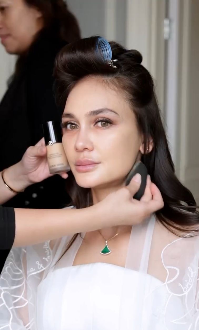 Makeup resepsi Luna Maya di Jakarta, klasik elegan.