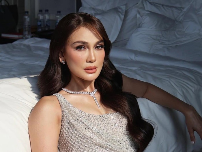 Makeup resepsi Luna Maya di Jakarta, klasik elegan.