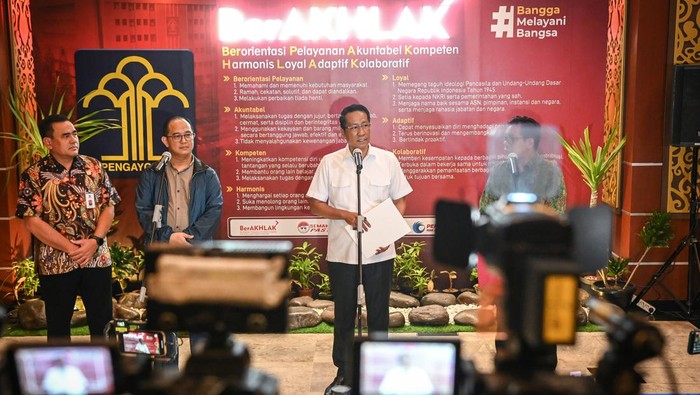 Menkum Serahkan Keppres Amnesti Hasto dan Abolisi Tom Lembong Menteri Hukum Supratman Andi Agtas menyampaikan keterangan terkait Keppres pemberian amnesti kepada Hasto Kristiyanto dan abolisi kepada Thomas Trikasih Lembong di gedung Kementerian Hukum, Jakarta, Jumat (1/8/2025). Menteri Hukum Supratman Andi Agtas telah memberikan surat salinan tentang Keputusan Presiden (Keppres) tentang pemberian amnesti kepada terdakwa Hasto Kristiyanto ke KPK dan pemberian abolisi untuk terdakwa Thomas Trikasih Lembong yang proses pembebasan keduanya diserahkan kepada lembaga terkait, ANTARA FOTO/Sulthony Hasanuddin/bar