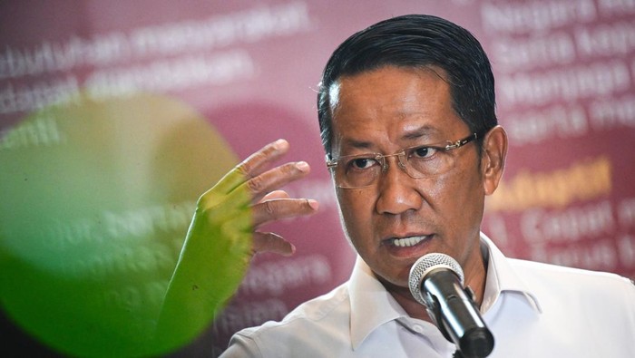 Menteri Hukum Supratman Andi Agtas menyampaikan keterangan terkait Keppres pemberian amnesti kepada Hasto Kristiyanto dan abolisi kepada Thomas Trikasih Lembong di gedung Kementerian Hukum, Jakarta, Jumat (1/8/2025). Menteri Hukum Supratman Andi Agtas telah memberikan surat salinan tentang Keputusan Presiden (Keppres) tentang pemberian amnesti kepada terdakwa Hasto Kristiyanto ke KPK dan pemberian abolisi untuk terdakwa Thomas Trikasih Lembong yang proses pembebasan keduanya diserahkan kepada lembaga terkait, ANTARA FOTO/Sulthony Hasanuddin/bar