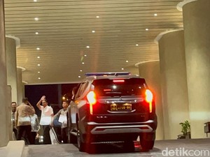 Menkum Sambangi Kejaksaan Agung, Antar Keppres Abolisi Tom Lembong?