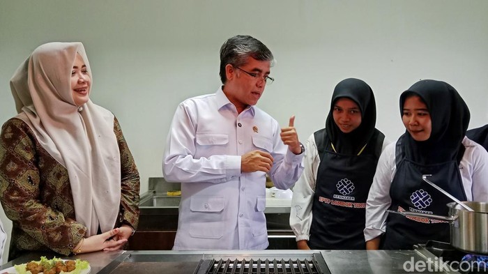 Menteri Ketenagakerjaan Yassierli didampingi Wakil Gubernur NTB Indah Dhamayanti Putri ketika mengunjungi BPVP Lombok Timur, Kamis (31/7/2025). (Foto: Sanusi Ardi W/detikBali)