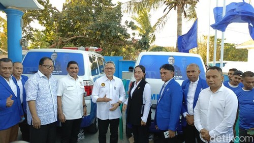 Menteri Pangan sekaligus Ketua Umum Partai Amanat Nasional (PAN) Zulkifli Hasan saat melakukan pertemuan dengan kader PAN di Sekretariat DPW PAN NTT, Jumat (1/8/2025). (Simon Selly/detikBali)