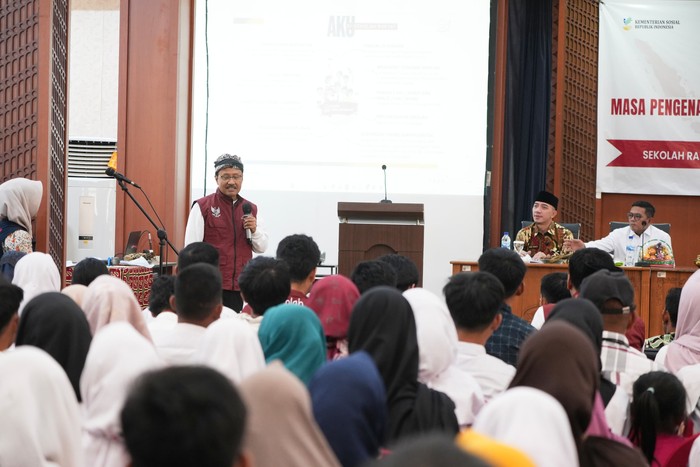 Menteri Sosial Saifullah Yusuf (Gus Ipul) saat membuka MPLS di SRMA 34 Kabupaten Lebak, Banten, seperti dalam keterangana tertulis, Jumat (1/8/2025).