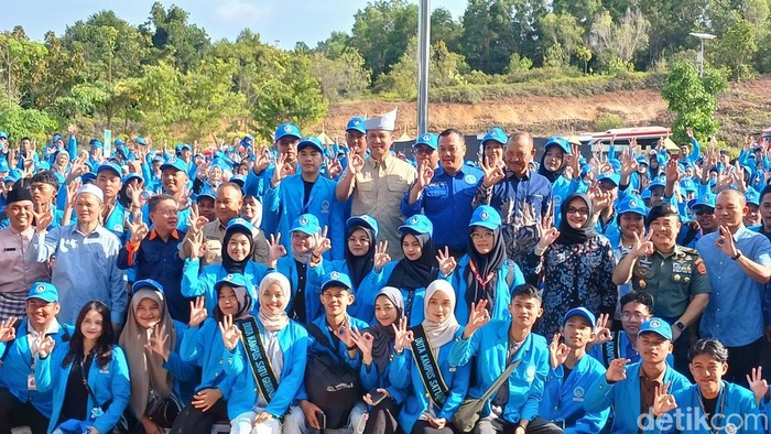 Menteri Transmigrasi Republik Indonesia, Iftitah Sulaiman Suryanagara melepas mahasiswa KKN Umrah di Tanjungpinang, Kepulauan Riau