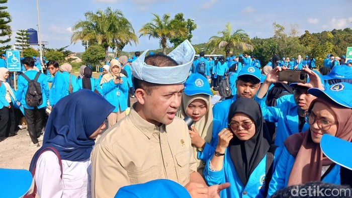 Menteri Transmigrasi, Muhammad Iftitah Sulaiman Suryanagara saat berdialog dengan mahasiswa KKN Universitas Maritim Raja Ali Haji.