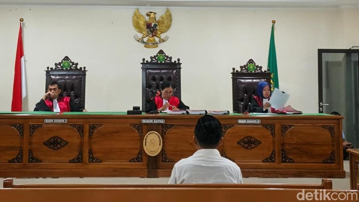 Oknum ASN Sulbar Muhammad Manggabarani saat sidang tuntutan kasus sindikat uang palsu di PN Sungguminasa, Gowa, Sulawesi Selatan (Sulsel).
