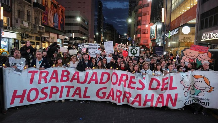 Nakes Argentina Gelar Aksi Protes Tolak Pemotongan Anggaran Tenaga kesehatan ramai-ramai turun ke jalan di Buenos Aires, Argentina. Mereka melakukan aksi protes menolak pemotongan anggaran.