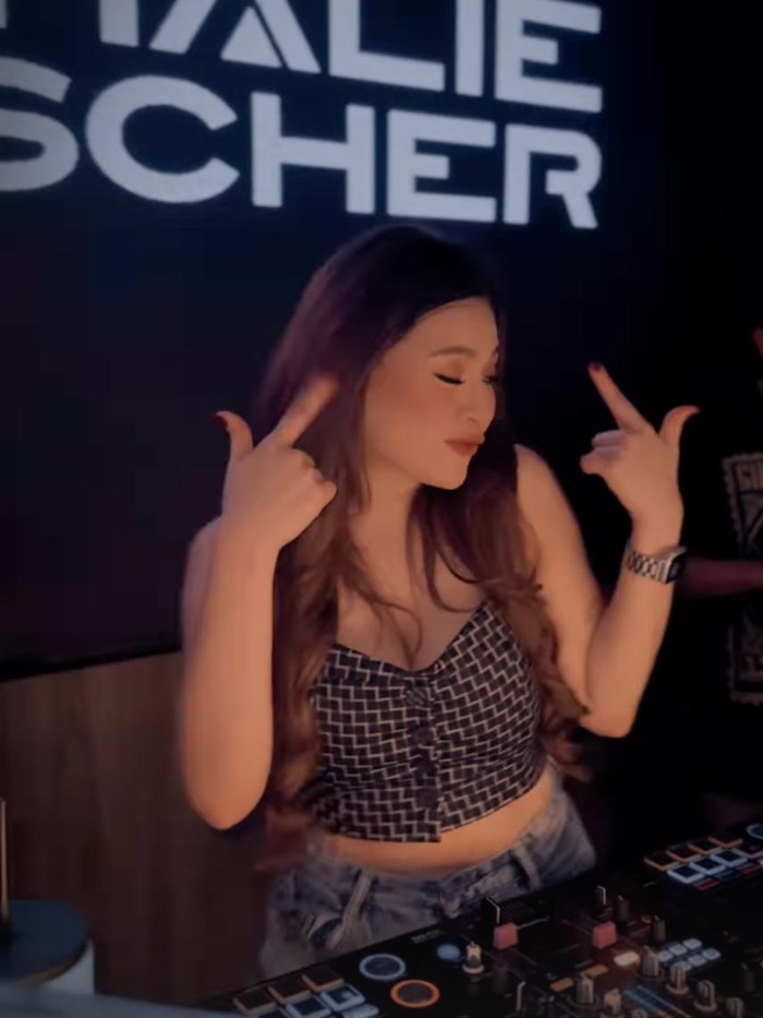 Nathalie Holscher nge-dj Nathalie Holscher dalam instagram miliknya.