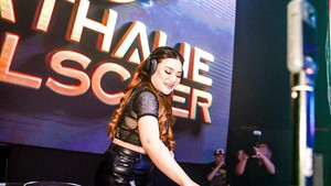 Nathalie Holscher terlihat mantap memainkan musik, seakan menegaskan bahwa ini cara terbaiknya untuk bangkit. Foto: dok instagram Nathalie Holscher