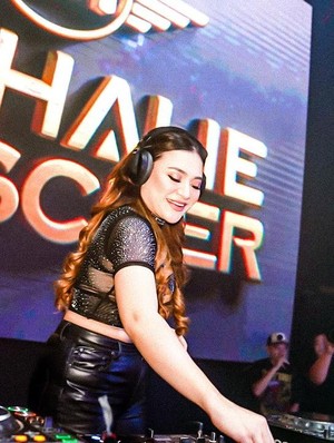 Nge-DJ Upaya Nathalie Holscher Bertahan Hidup