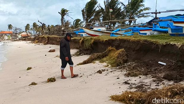 Nelayan temukan uang kuno di pesisir Sukabumi.