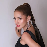Complexion flawless, eyeliner tajam, dan lipstik merah menyala yang menonjolkan kesan berani dan berkelas. Blush on dan highlighter membuat wajahnya semakin glowing. Foto: Instagram