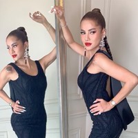 Penampilan Olla semakin maksimal dengan perhiasan yang dikenakan. Anting menjuntai dengan desain besar berbentuk floral yang glamor menjadi statement utama, dipadukan dengan jam tangan elegan dan cincin berlian di jemarinya. Foto: Instagram