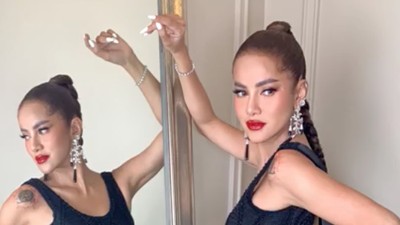 6 Foto Olla Ramlan di Resepsi Luna Maya, Pamer Punggung Hasil Makeup