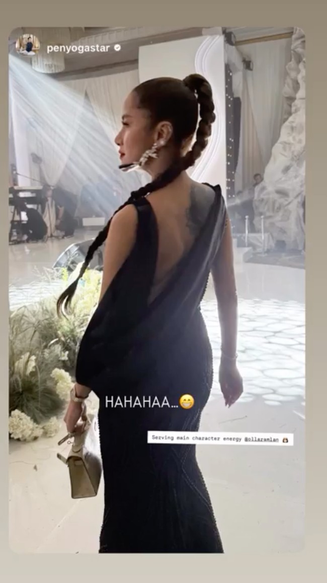 Tampil dengan gaya elegan dan glamour, Olla menunjukkan pesonanya dengan penuh percaya diri dalam balutan gaun hitam backless. Gaun hitam panjang berpotongan body-fit itu memberikan kesan ramping dan anggun. Gaun tersebut dihiasi dengan detail payet geometris yang memberikan efek mewah. Potongan punggung terbuka memberi sentuhan seksi namun tetap elegan. Foto: Instagram