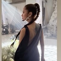 Tampil dengan gaya elegan dan glamour, Olla menunjukkan pesonanya dengan penuh percaya diri dalam balutan gaun hitam backless. Gaun hitam panjang berpotongan body-fit itu memberikan kesan ramping dan anggun. Gaun tersebut dihiasi dengan detail payet geometris yang memberikan efek mewah. Potongan punggung terbuka memberi sentuhan seksi namun tetap elegan. Foto: Instagram