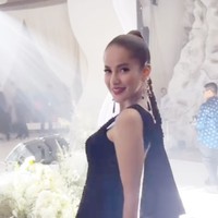 Rambut Olla ditata dengan gaya kepang panjang yang rapi dan sleek oleh @arlyn.hairdo. Model rambut ini mempertegas struktur wajahnya dan memberi sentuhan fierce yang kontras dengan kelembutan gaunnya. Foto: Instagram