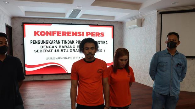 Pasangan suami istri pengedar narkoba ditangkap di parkiran mal Pekanbaru. Sabu 19,87 kg disita polisi, Rabu (16/7/2025).