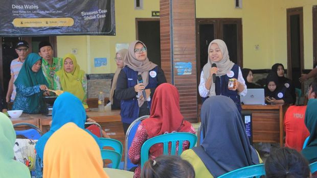 Pelatihan pembuatan sambal cumi ibu-ibu PKK Desa Wates