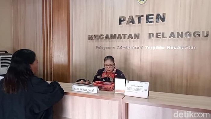 Suasana pelayanan di kantor Kecamatan Delanggu, Klaten setelah kebakaran, Jumat (1/8/2025).