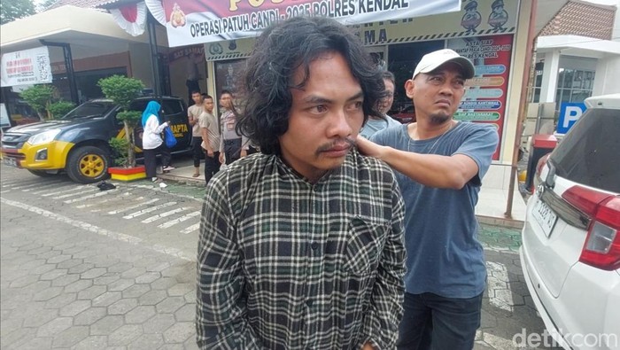 Tersangka digelandang petugas.