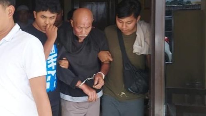 Terduga pelaku pembunuhan veteran di Tasikmalaya saat digelandang polisi.