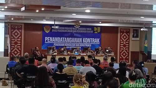 Pemprov NTT meneken 139 kontrak proyek infrastruktur di Kupang, Jumat (1/8/2025).
