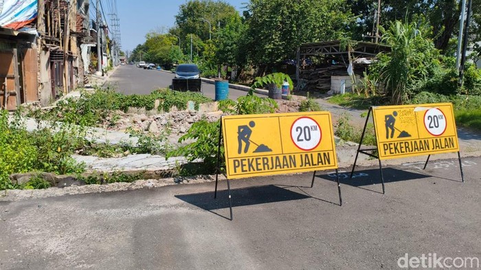 Penampakan jalan frontage road yang belum terselesaikan di Desa Banjar Kemantren Buduran
