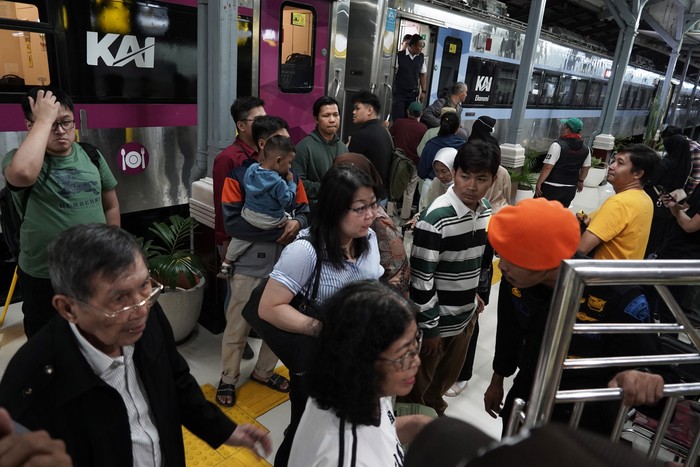 Penumpang keluar dari gerbong kereta api Tegal Bahari tujuan Jakarta saat terjadi gangguan di Stasiun Prujakan Cirebon, Jawa Barat, Jumat (1/8/2025). Gangguan perjalanan tersebut akibat anjloknya KA Argo Bromo Anggrek rute Surabaya Pasar Turi – Gambir di Pegaden Baru, Subang Jawa Barat yang juga berdampak pada sejumlah kereta yang melaju di jalur timur menuju barat. ANTARA FOTO/Arif Ariadi/wpa/bar
